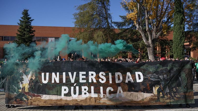 Las universidades públicas de Madrid se manifiestan contra la falta de dinero | Ver