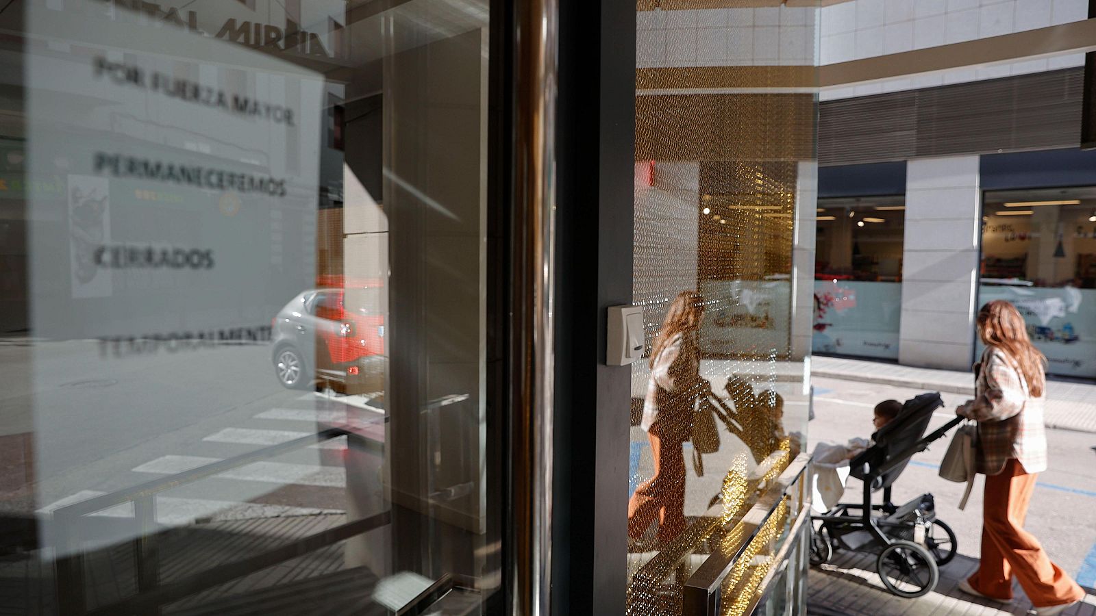 La Policia registra la clínica dental d'Alzira on va morir una xiqueta de sis anys - L'informatiu - Comunitat Valenciana | Ver