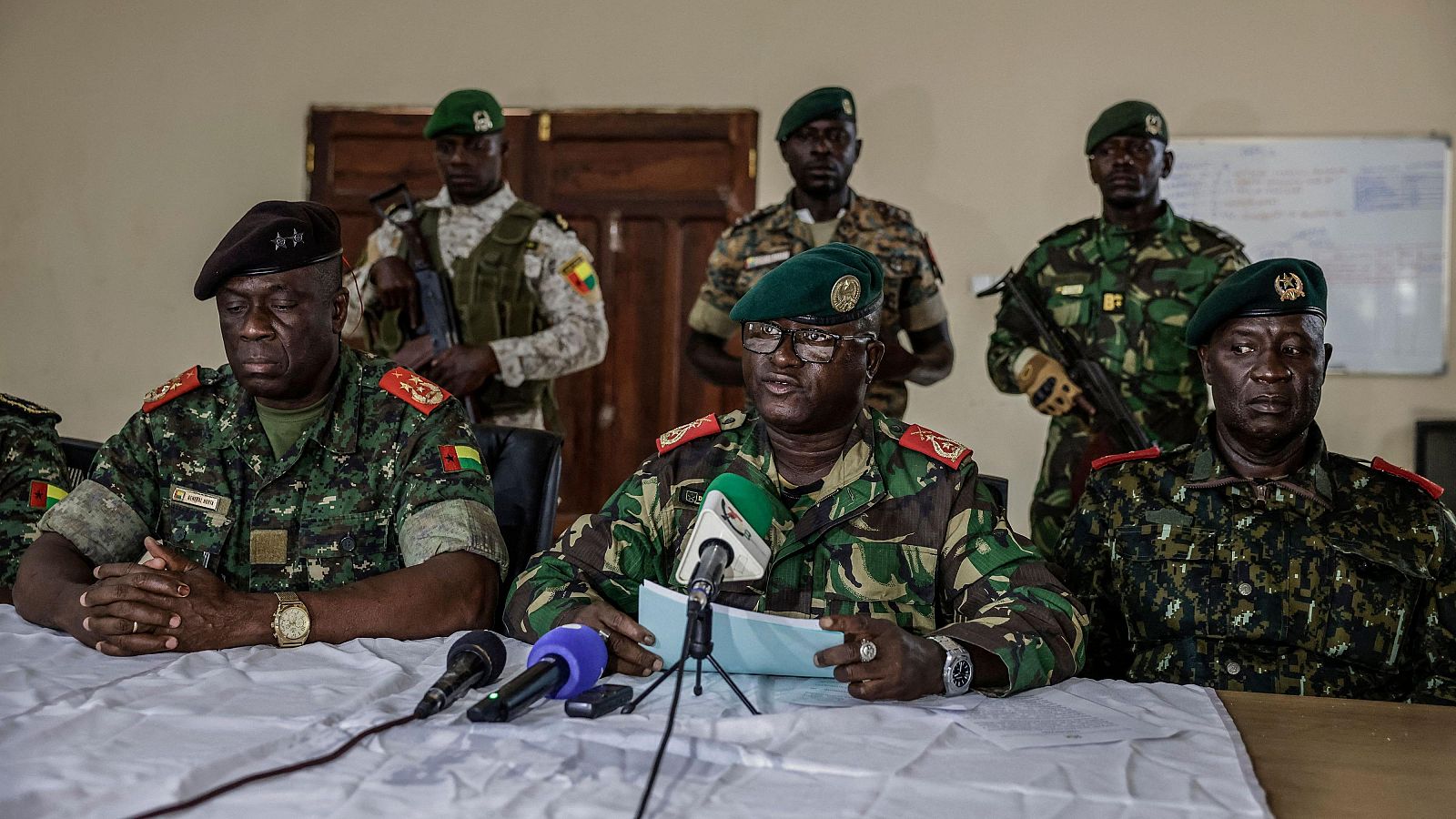 Los militares toman el control del Gobierno en Guinea Bissau un día antes de conocerse el resultado de las elecciones | Ver ahora