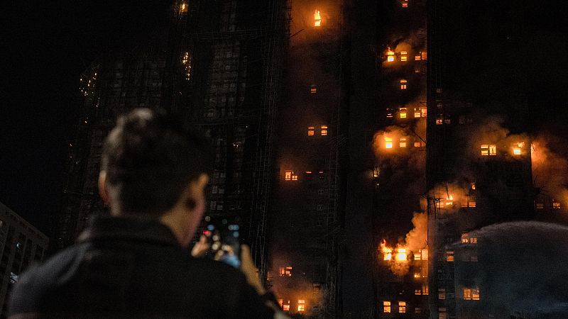 El incendio de varios edificios en Hong Kong causa al menos 36 muertos y 279 personas no localizadas