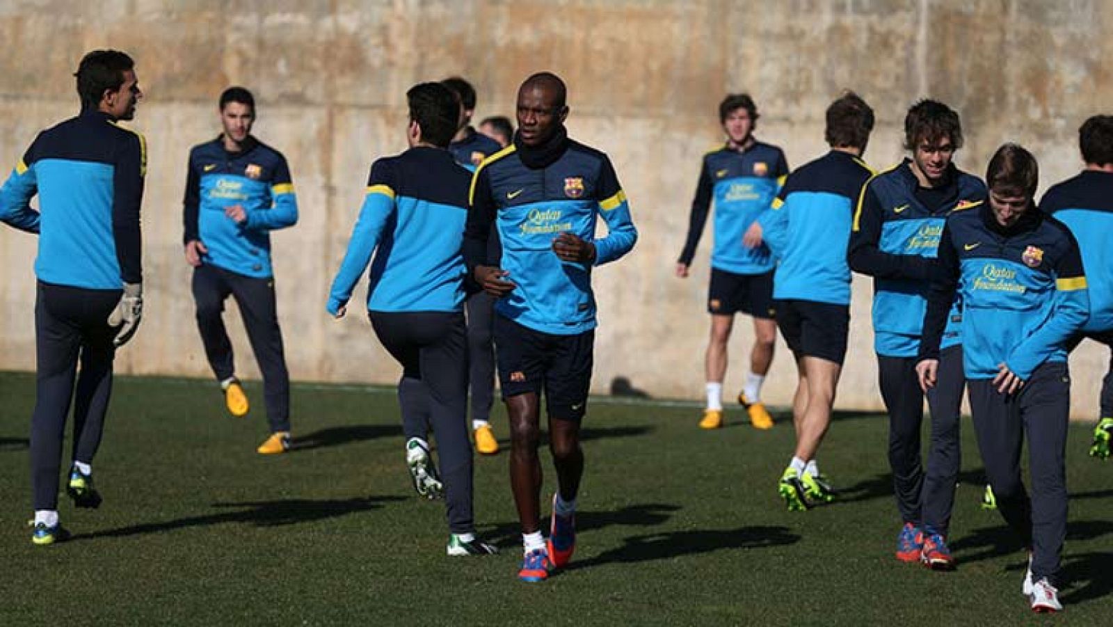 Eric Abidal ha entrenado esta mañana junto con sus compañeros en el FC Barcelona. Un aficionado le preguntaba que cómo estaba y él decía: "Bien, bien". Abidal ha vuelto al trabajo después tras superar una revisión médica de su cáncer.