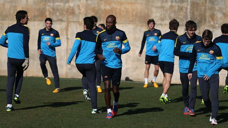 Eric Abidal ha entrenado esta mañana junto con sus compañeros en el FC Barcelona. Un aficionado le preguntaba que cómo estaba y él decía: "Bien, bien". Abidal ha vuelto al trabajo después tras superar una revisión médica de su cáncer.