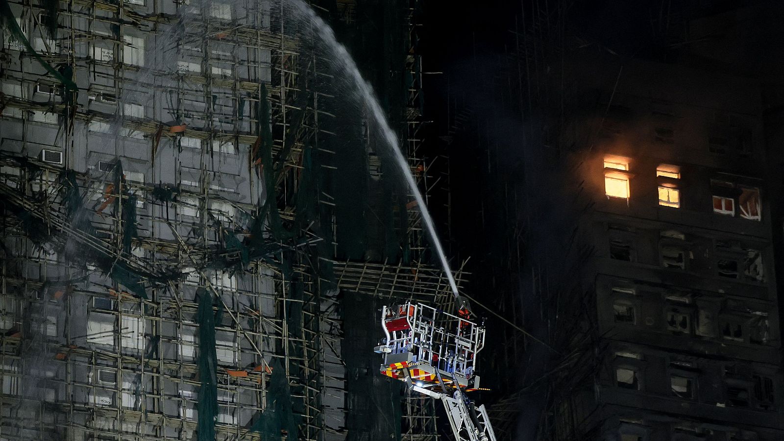 Hong Kong investiga las causas de su incendio más mortífero - Informativo 24h | Ver