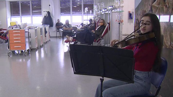 Telenorte - País Vasco - La violista Irati Gañán recorre el Hospital de Galdakao cada semana con su música
