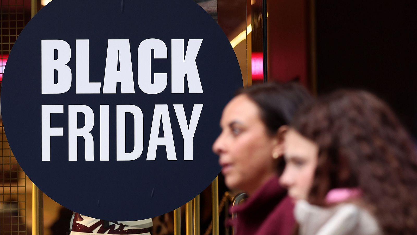 Las tiendas celebran este viernes el 'Black Friday' - Telediario 1 | Ver