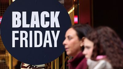 Este viernes 28 de noviembre es oficialmente 'Black Friday' y los grandes descuentos inundan los escaparates