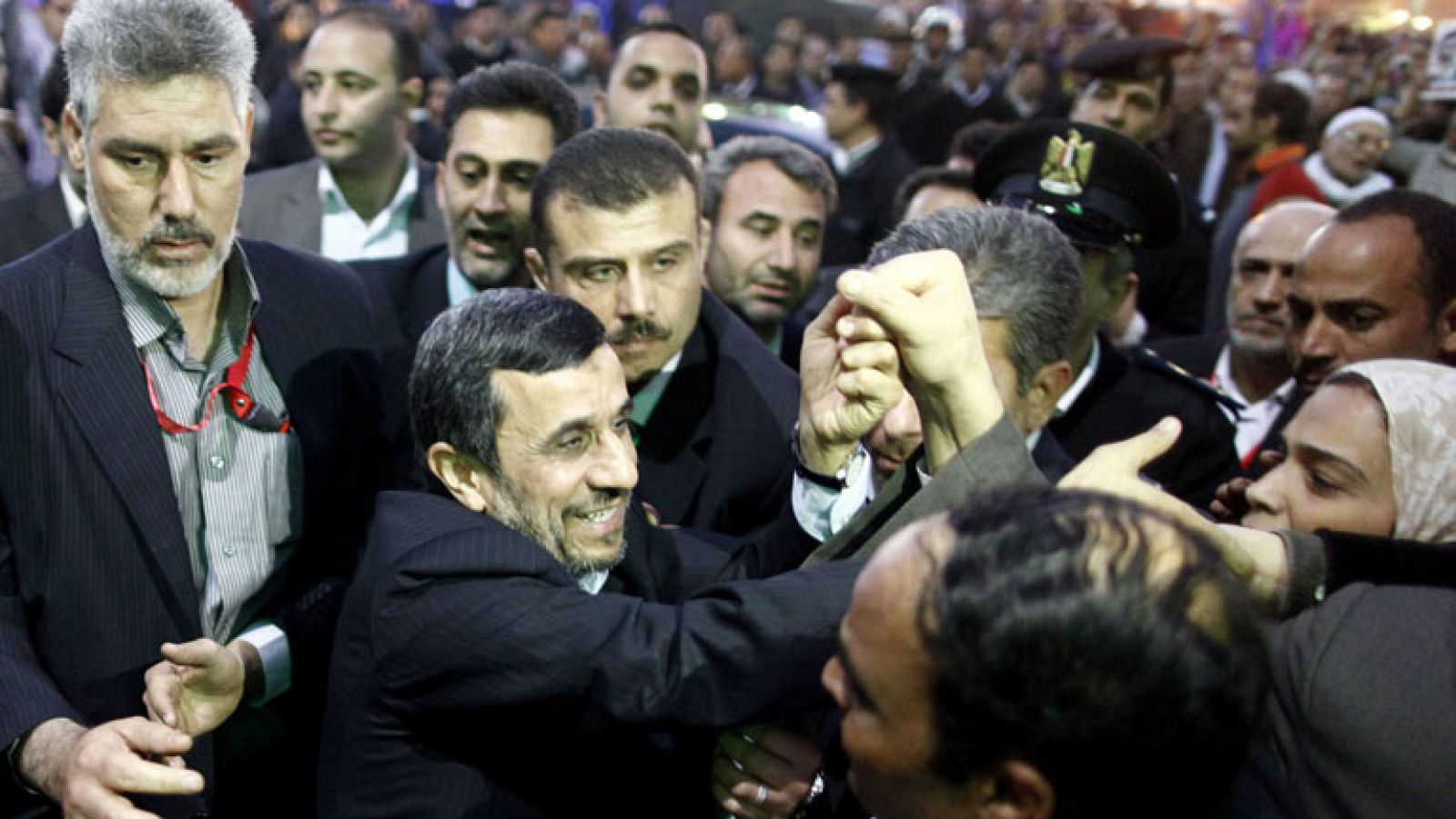 Un manifestante detenido por tirar su zapato al presidente de Irán de visita en Egipto