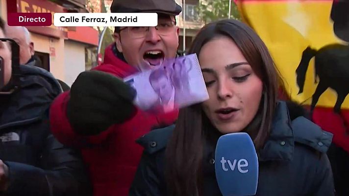 Fin de semana 24h - Increpan a una periodista de TVE en una protesta de 'Revuelta' frente a Ferraz