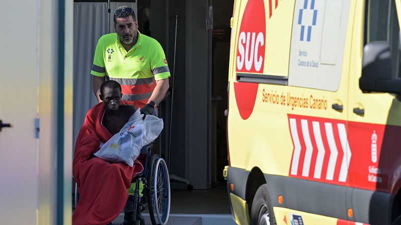 Salvamento Martimo rescata un cayuco con cuatro muertos frente a la isla de El Hierro