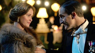 Alfonso XIII corteja a Bee y Ali le planta cara