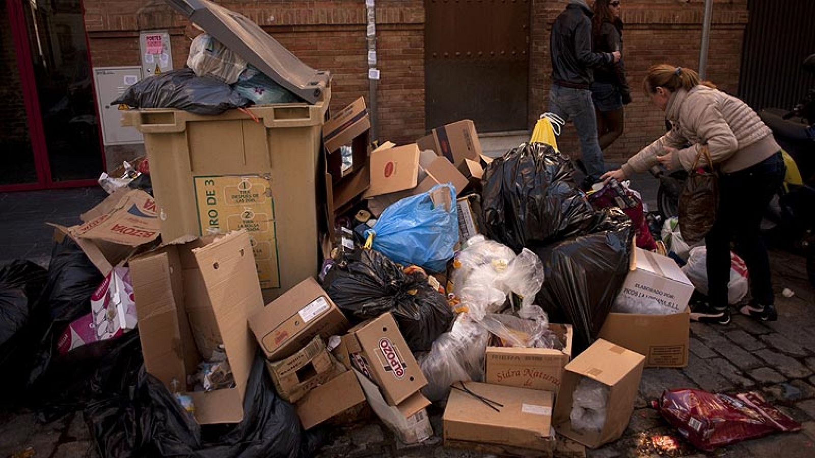 Los trabajadores votan seguir con la huelga de basura de Sevilla - Informativo 24h | Ver