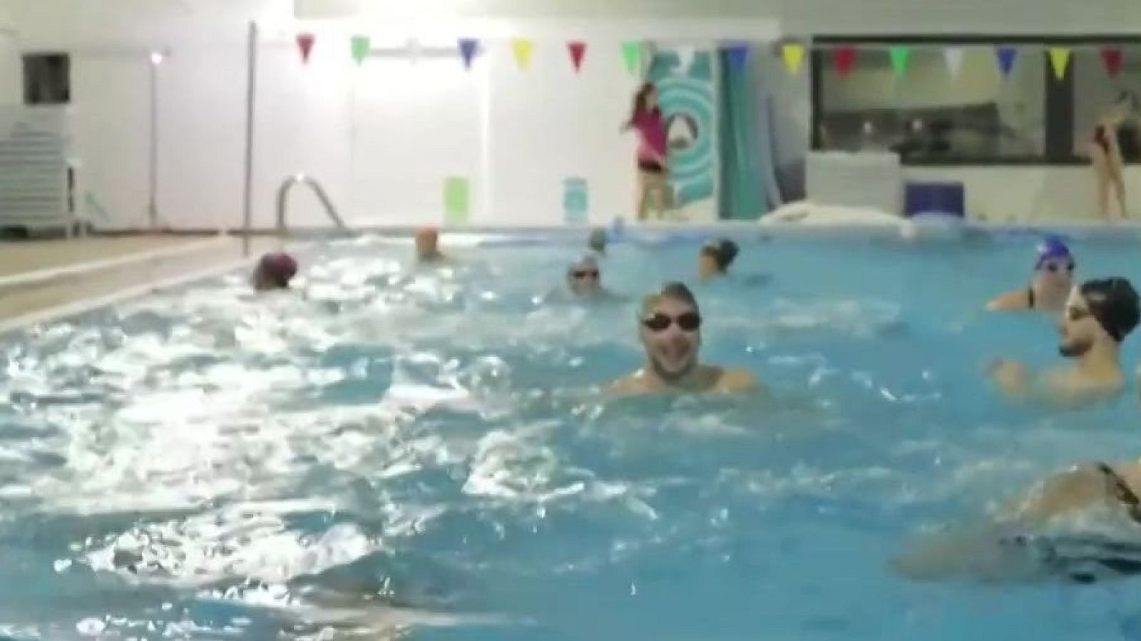 Natación artística después de los 50 - Mañaneros 360 | Ver