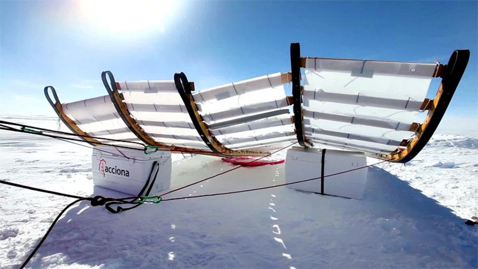 La expedición logra su objetivo: llegar en un vehículo cero emisiones en 19 días de travesía, recorriendo 2.200 kilómetros al Polo Sur.