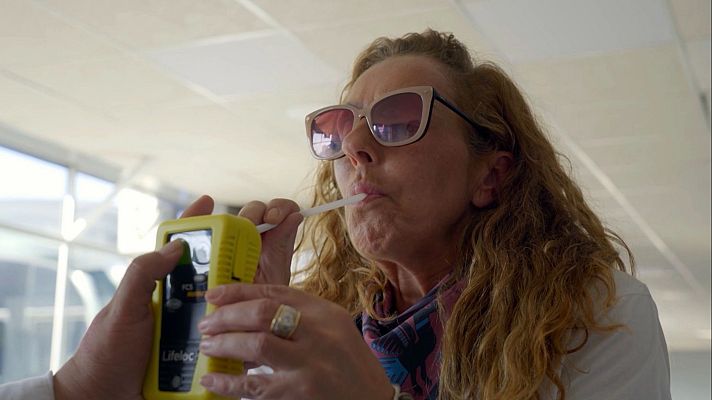 Hasta el fin del mundo - Rocío y Anabel obligadas a hacerse un control de alcoholemia en Perú