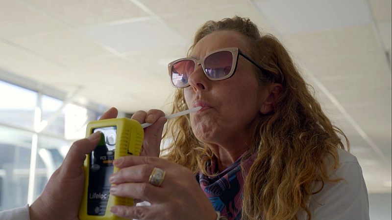 Hasta el fin del mundo - Rocío y Anabel obligadas a hacerse un control de alcoholemia en Perú