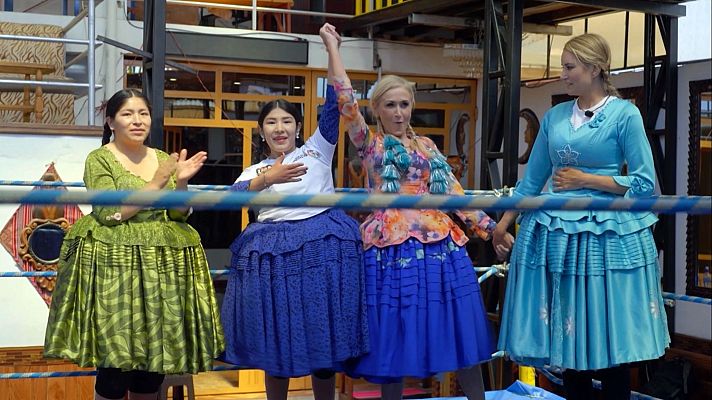 Hasta el fin del mundo - Alba y Cristina "luchan" en el ring con las cholitas