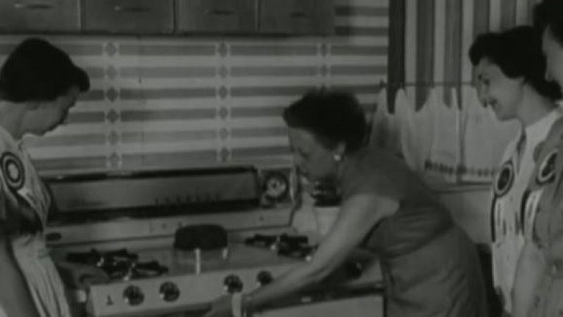 Vuelve el ama de casa sumisa y abnegada con el fenómeno "tradwife" - Directo al grano | Ver