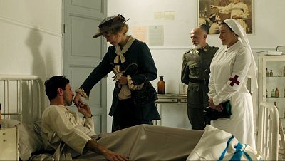 La reina Victoria Eugenia visita a los heridos de Melilla