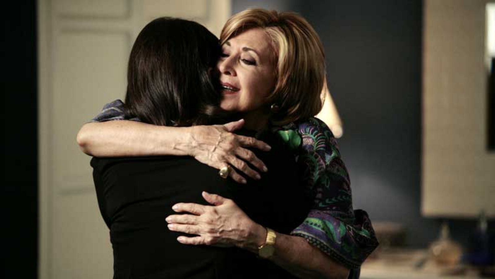 Herederos - Capítulo 17 - Julia ha conseguido la farmacéutica, pero los secuestradores no le devuelven a su hija - Ver ahora