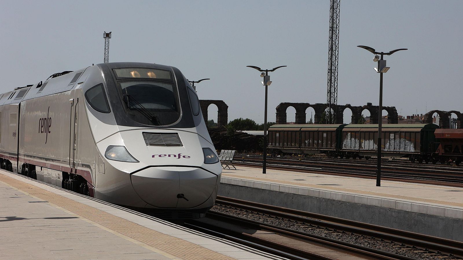 De camino a las elecciones extremeñas en tren, un servicio en "ligera mejoría" pero "antiguo e inadaptado" al siglo XXI - Modo Digital | Ver