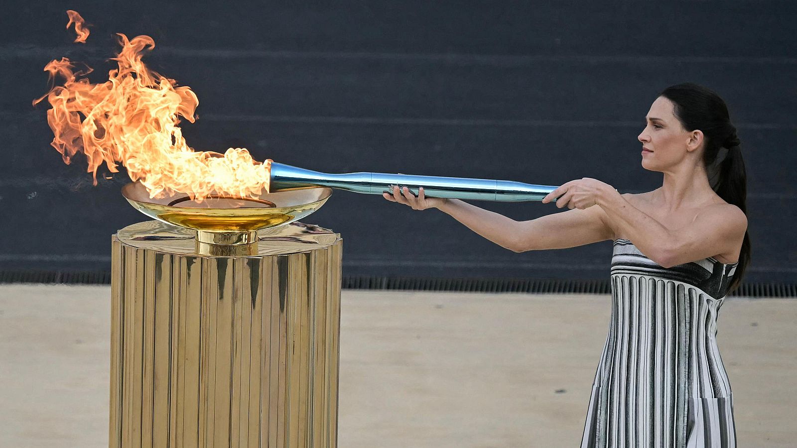 La llama olímpica ya ha puesto rumbo a Italia para los Juegos de Invierno de Milano Cortina 2026 | Ver