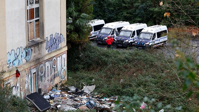 Amplio despliegue policial en el desalojo de un instituto abandonado de Martutene