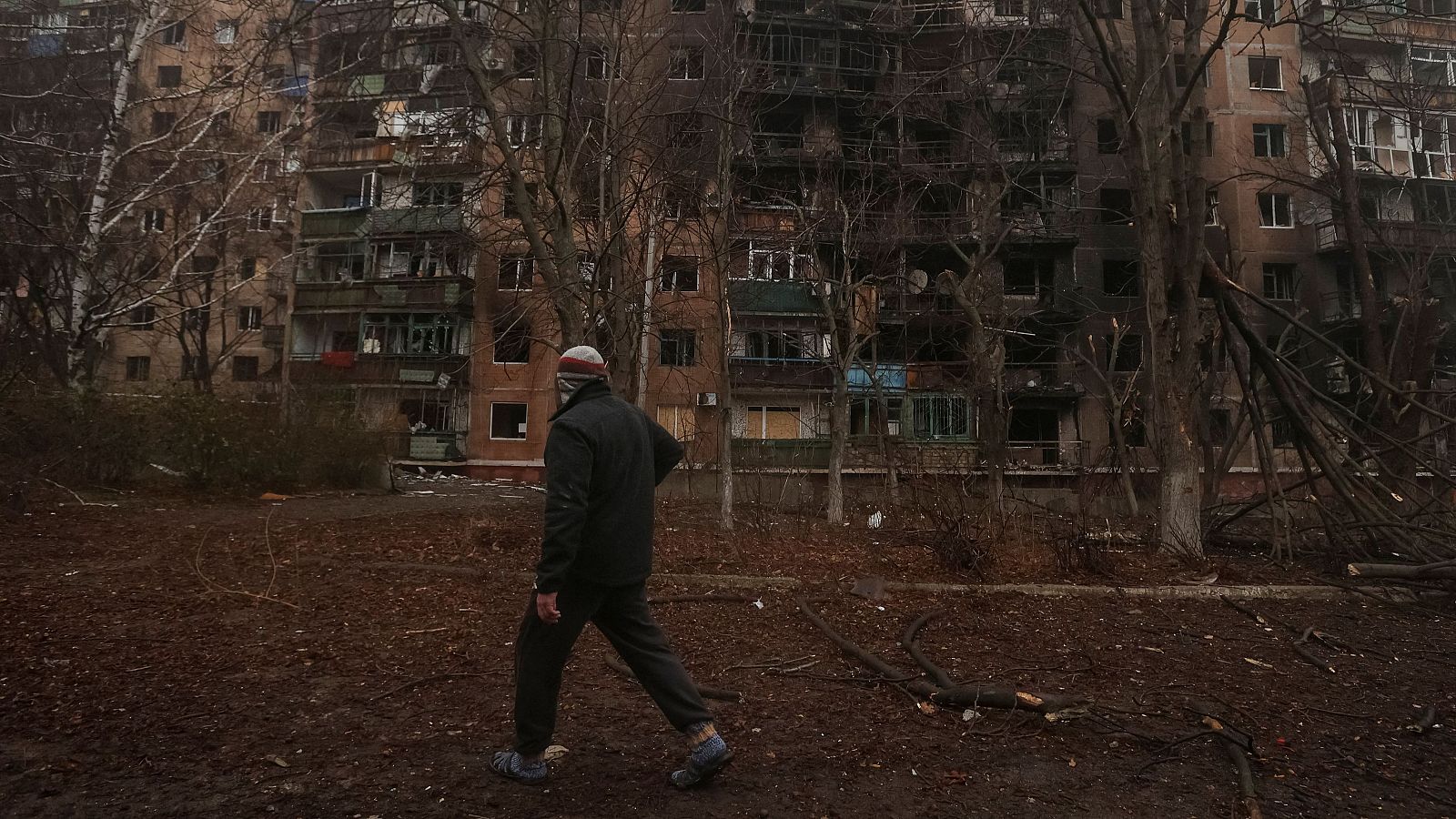 Los voluntarios que ayudan a quienes quedan atrapados bajo los ataques rusos en el Donbás | Ver