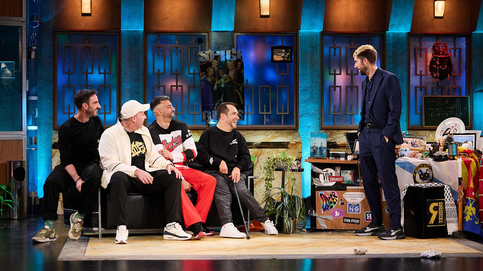 La Revuelta - Dani Rovira y La Excepción en Lengua de signos (04/12/2025) | Ver programa - La Revuelta en lengua de signos | Ver