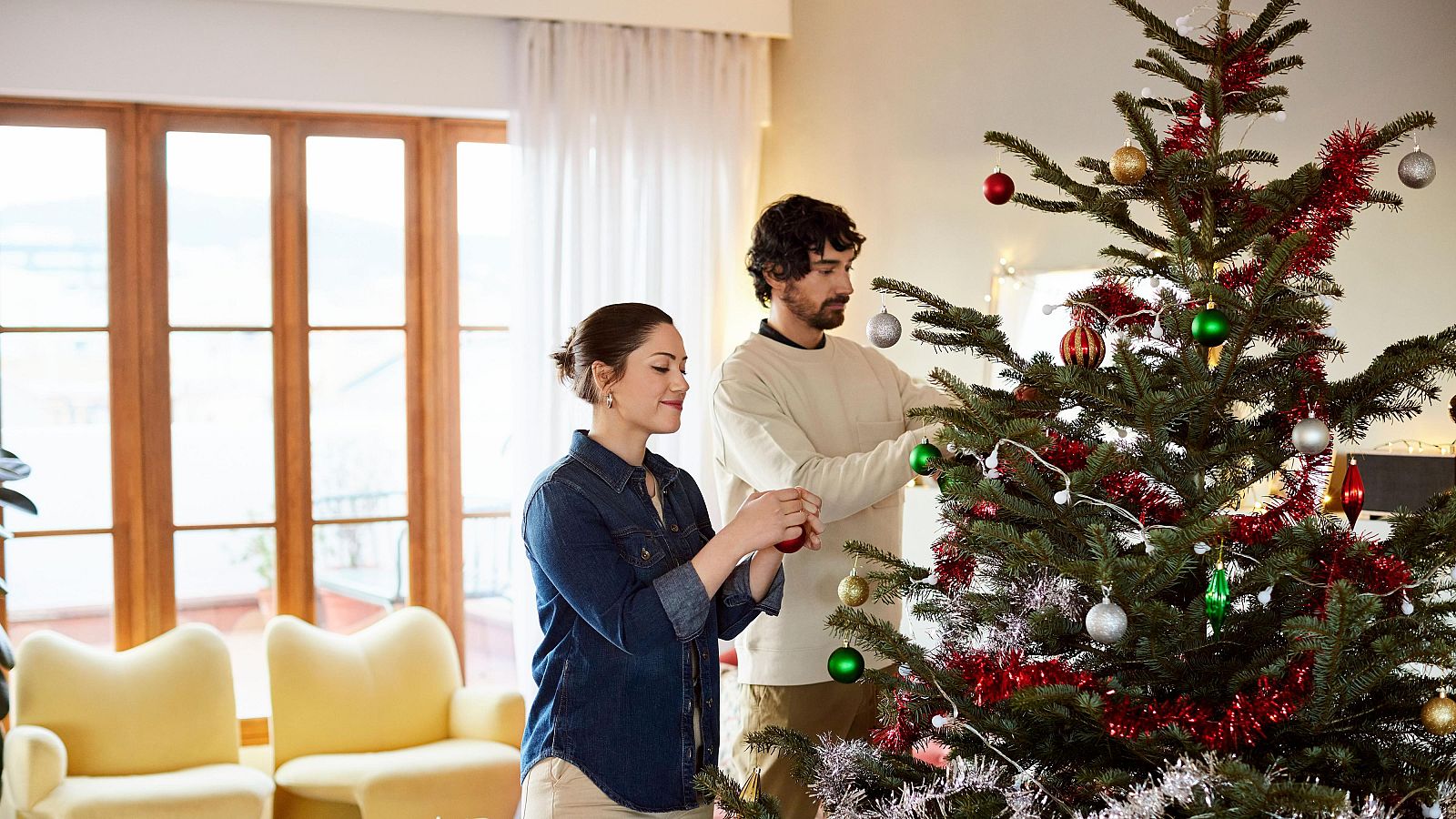 Poner el árbol de Navidad durante el puente de la Constitución - Telediario 1 | Ver