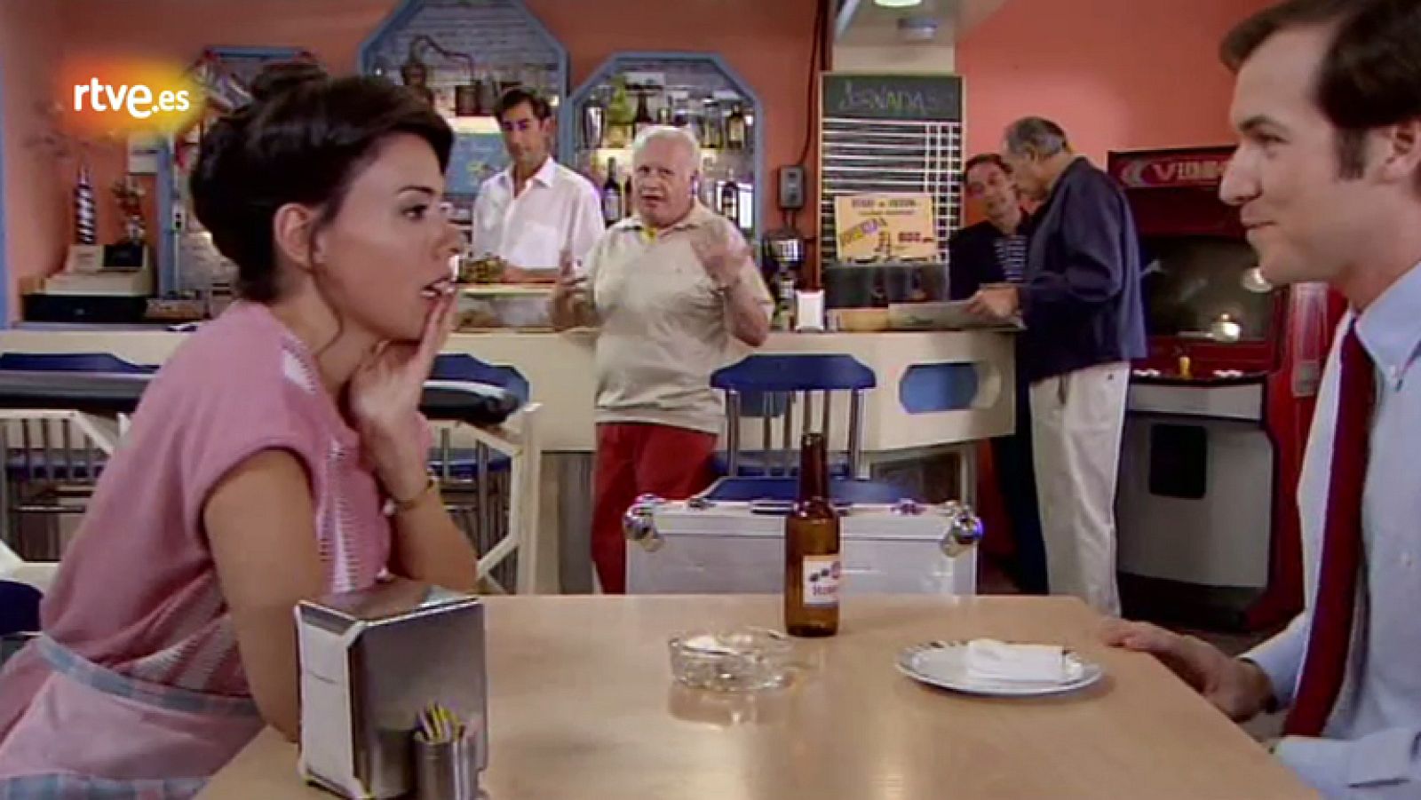 Asier ha llegado a San Genaro para analizar las "lágrimas de sangre" que han aparecido sobre el rostro de Santa Rita. Y, de paso y sin querer, conquista a Paquita.