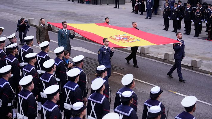Especiales informativos - Así ha sido el izado de la bandera del Día de la Constitución