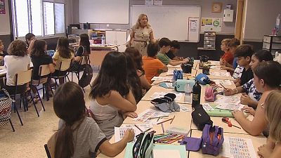 Centenars de docents interins de la Comunitat Valenciana denuncien impagaments - L'informatiu - Comunitat Valenciana | Ver