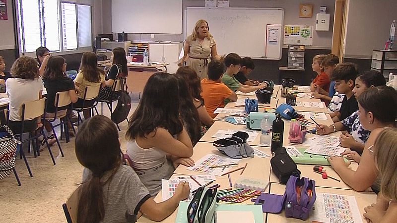 Centenars de docents interins de la Comunitat Valenciana denuncien impagaments - L'informatiu - Comunitat Valenciana | Ver