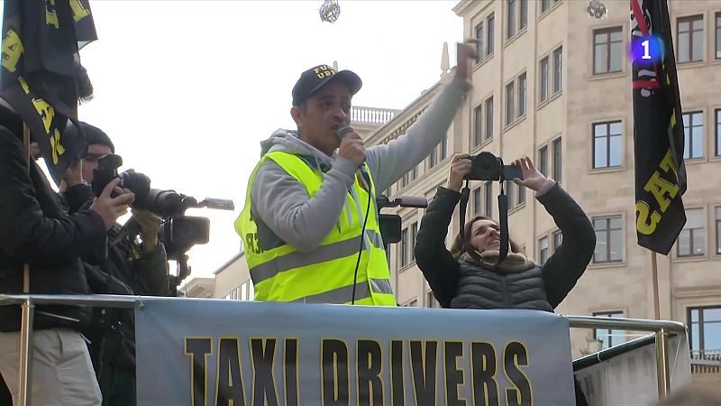 Mobilització del taxi per pressionar el Parlament per aprovar la llei contra les VTC