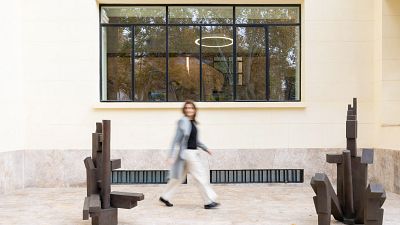 Obres de l'IVAM danyades per la dana ja lluixen al campus de la Universitat de Val�ncia - L'informatiu - Comunitat Valenciana | Ver