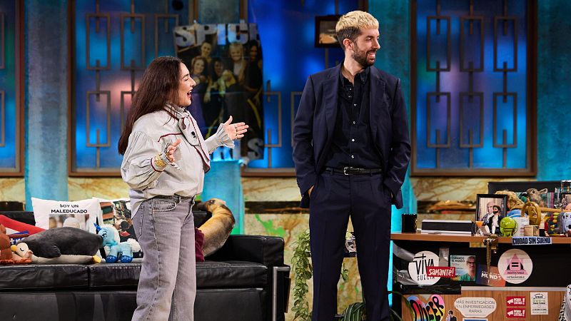 La Revuelta | Candela Peña, "jaque mate" al peinado de Broncano - La Revuelta | Ver