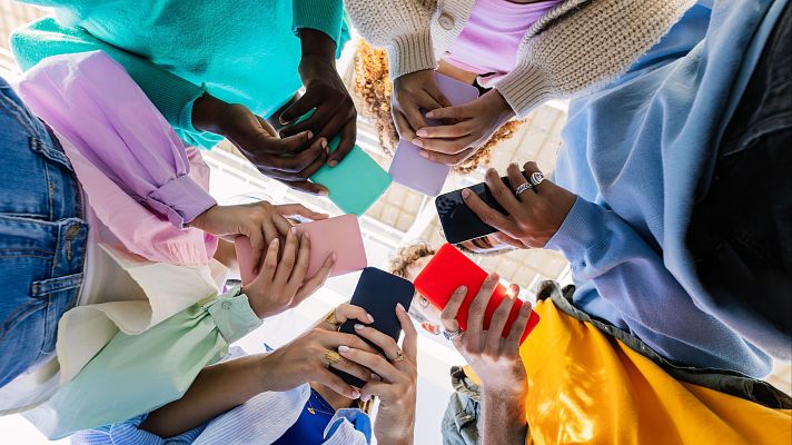 Telediario 1 - La Unión Europea busca aumentar la protección de los menores frente a las redes sociales