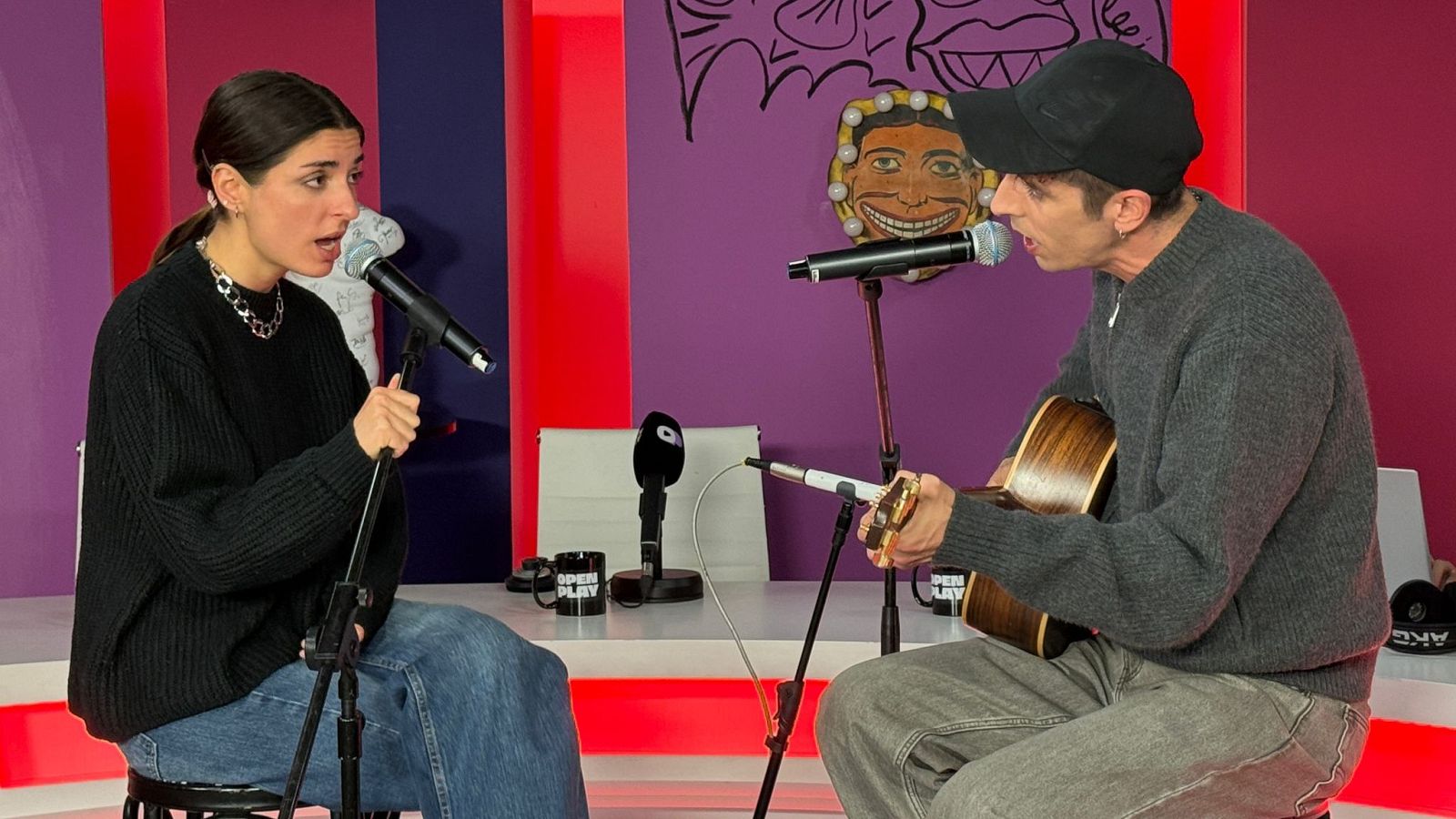 Chica Sobresalto y Diego Arroyo de Veintiuno versionan "La vereda de la puerta de atrás" | Ver