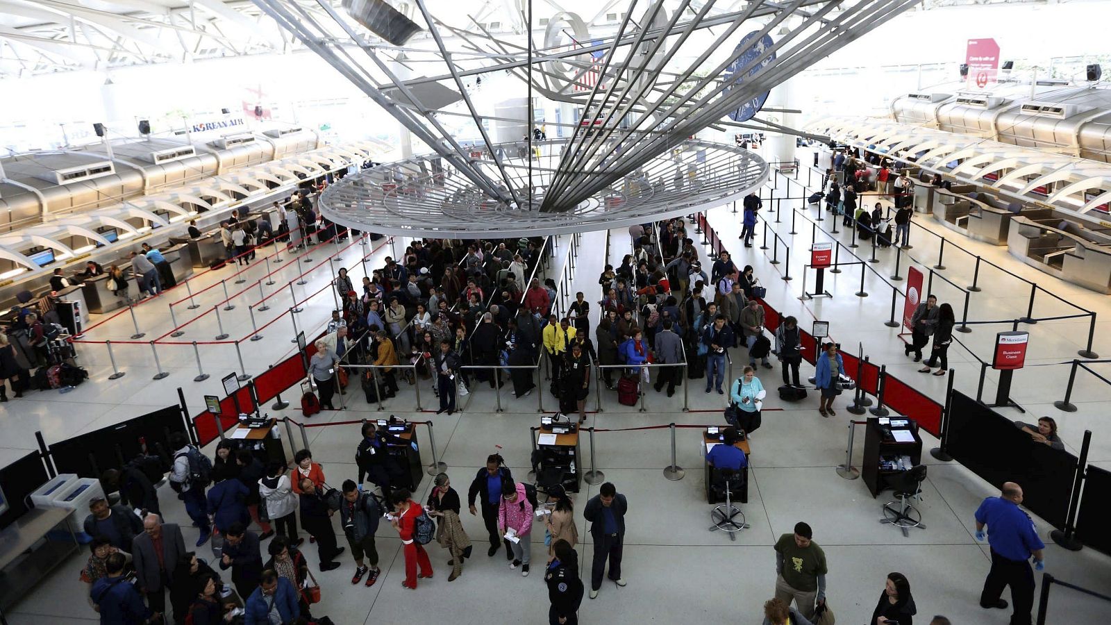 EE.UU. plantea revisar las redes sociales de turistas - Telediario 2 | Ver