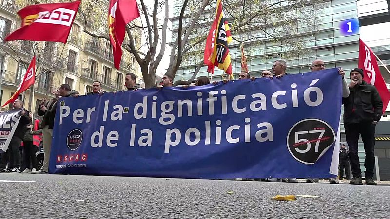 Els Mossos es concentren a les Corts per exigir millores laborals i salarials