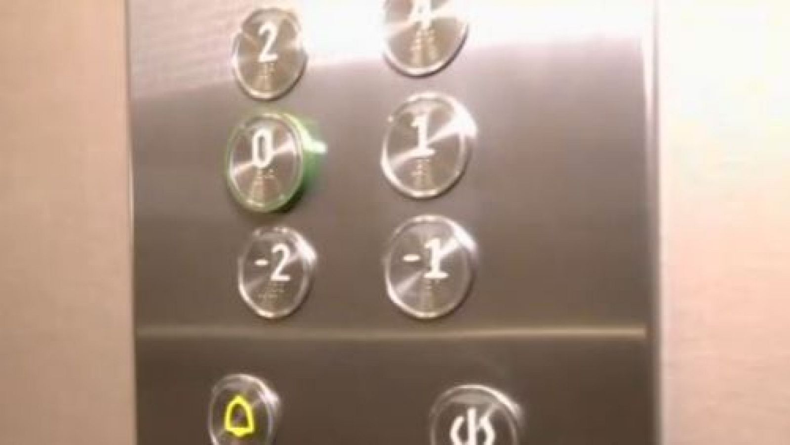 Expulsada del Hospital de Torrejón termina dando a luz en el ascensor de su casa - Directo al grano | Ver