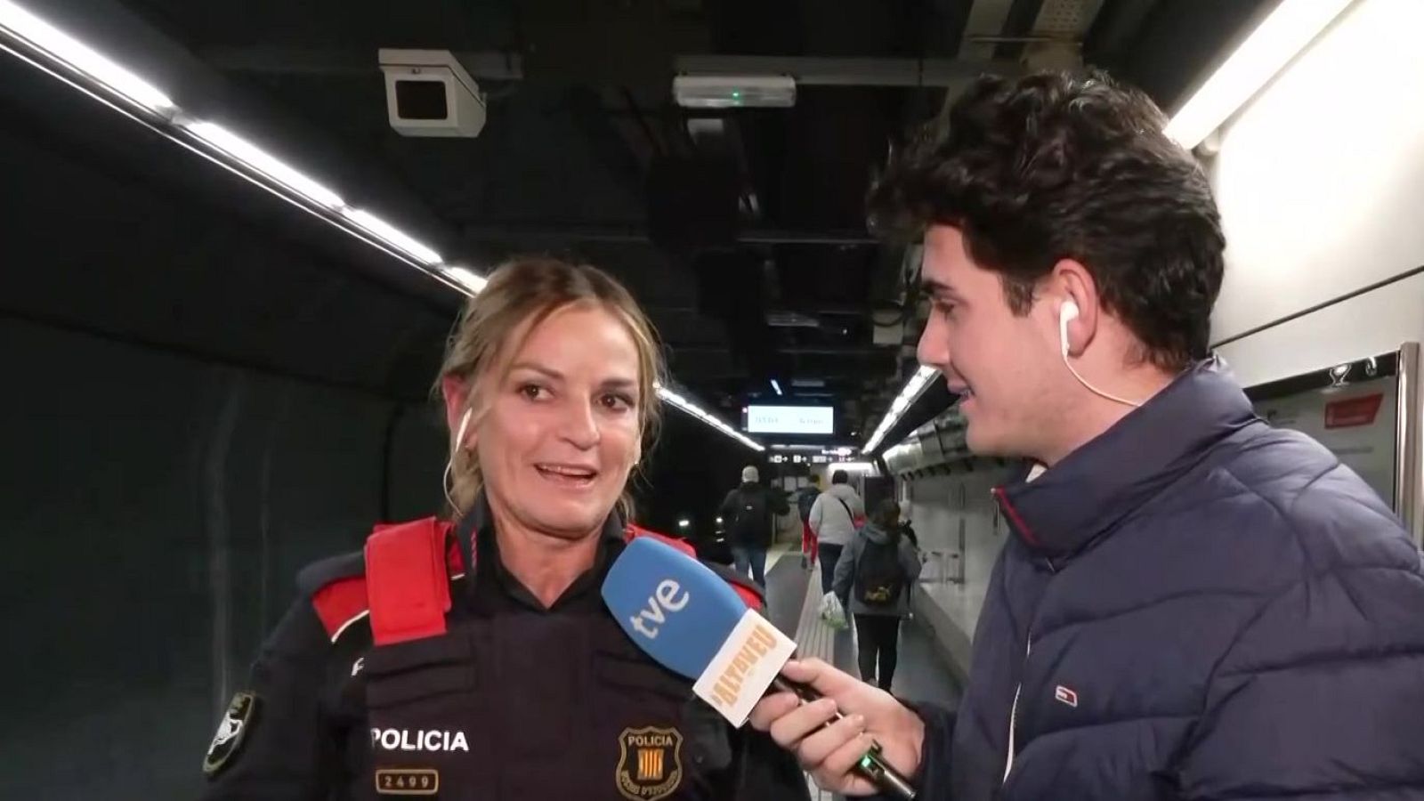 Una mossa rescata un home a les vies del metro - L'Altaveu - L'altaveu | Veure