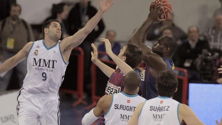 Telediario 1 - El Barça Regal apea de la Copa al Real Madrid