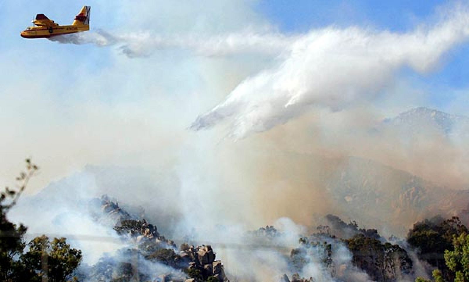 Un incendio amenaza la zona de Tarifa