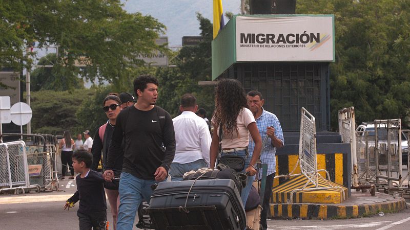 El cierre del espacio aéreo obliga a miles de personas a salir de Venezuela por la frontera con Colombia