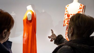 'Las manos que cosen' homenajea a las mujeres que trabajaron para Crist�bal Balenciaga | RTVE Play | Ver ahora