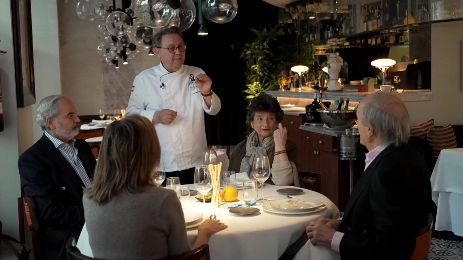 Zoom tendencias - ¿Qué diríais que debe tener un camarero de diez? - Zoom Tendencias | Ver