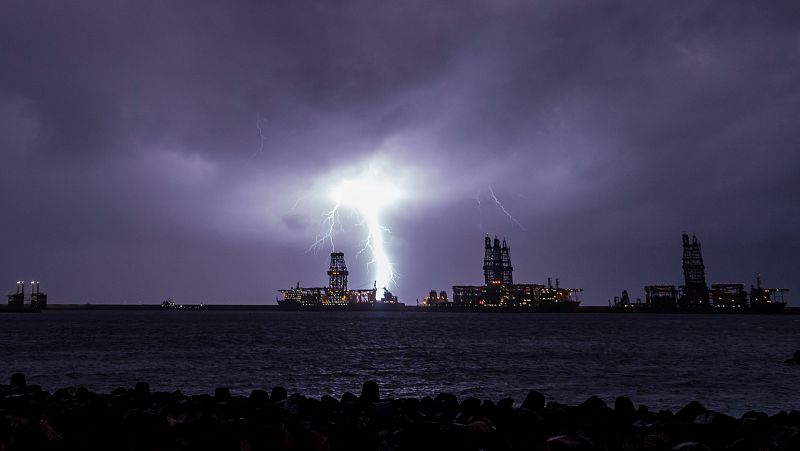 La borrasca Emilia azota Canarias y deja miles de indicencias - Telediario Fin de Semana | Ver