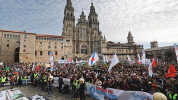 Miles de personas protestan en Santiago contra la planta de celulosa de Altri y "en defensa del futuro" de Galicia