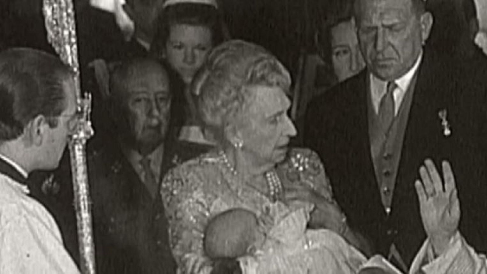 La visita fugaz de Victoria Eugenia a España tras 37 años de exilio - Directo al grano | Ver